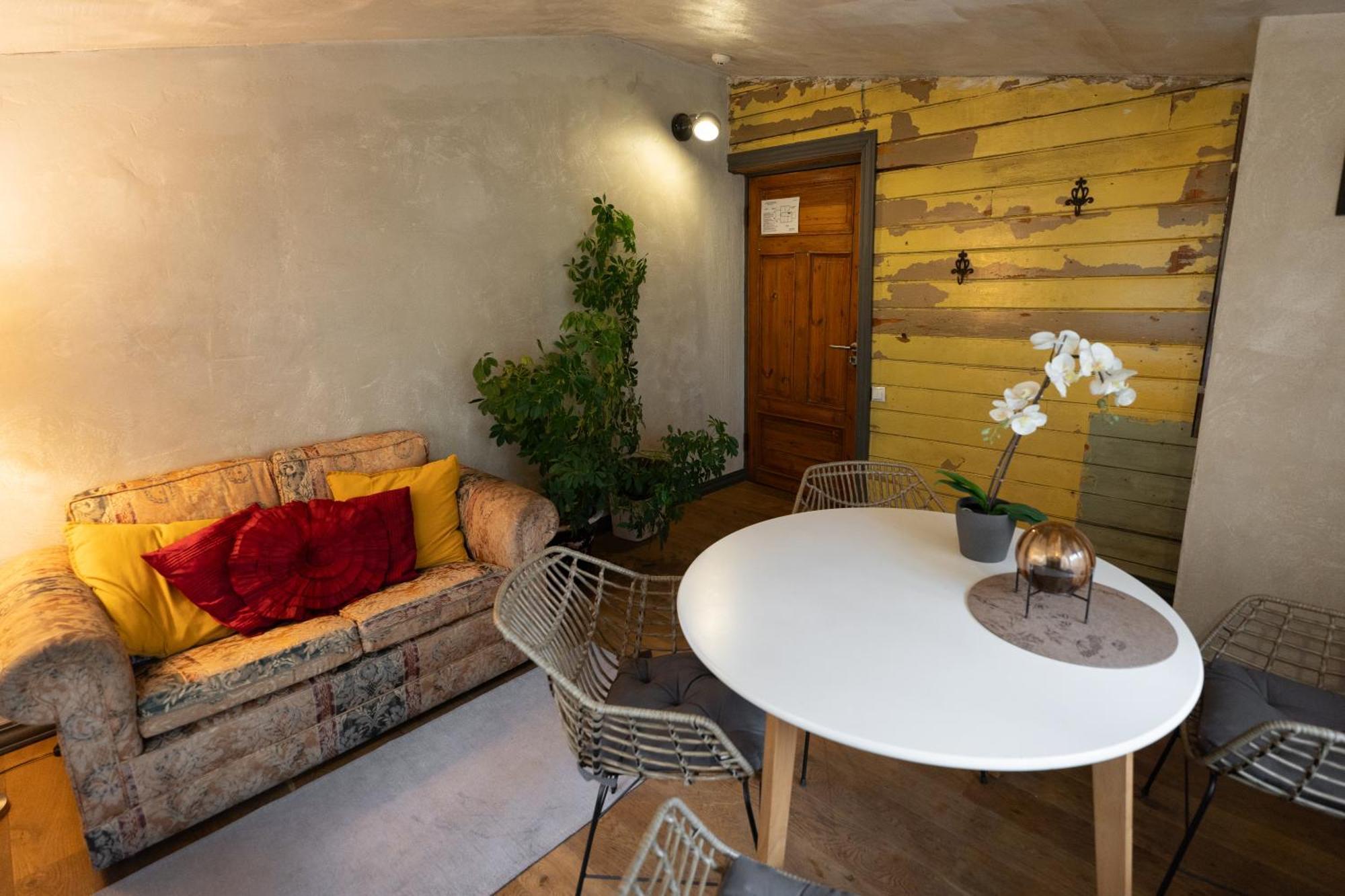 Two Wheels Hotel Riga Exterior photo